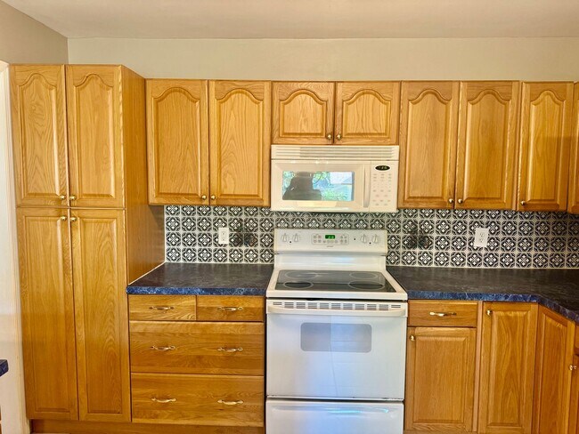 Building Photo - 3/2 Brick Home in Crowfield Plantation in Goose Creek!