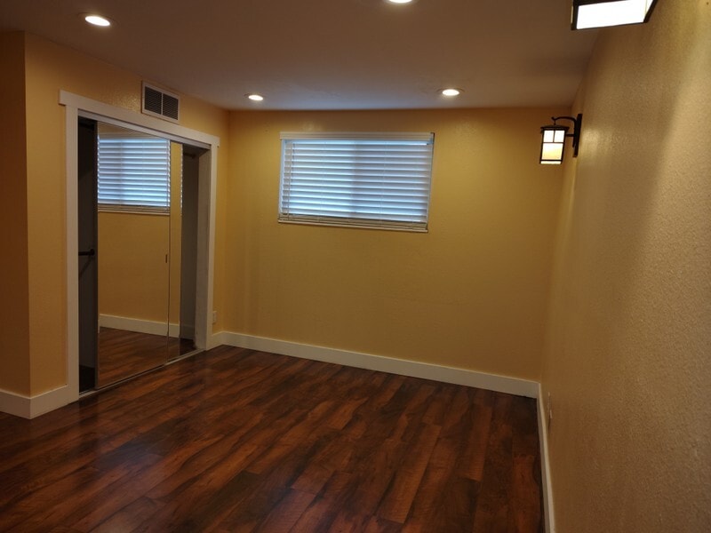 Building Photo - 1156 S Foothill Dr
