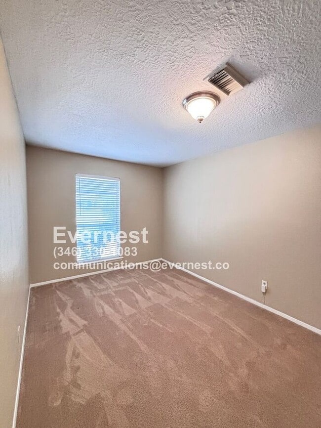 Building Photo - 3-Bedroom, 2-Bath Home in Prime Location /...