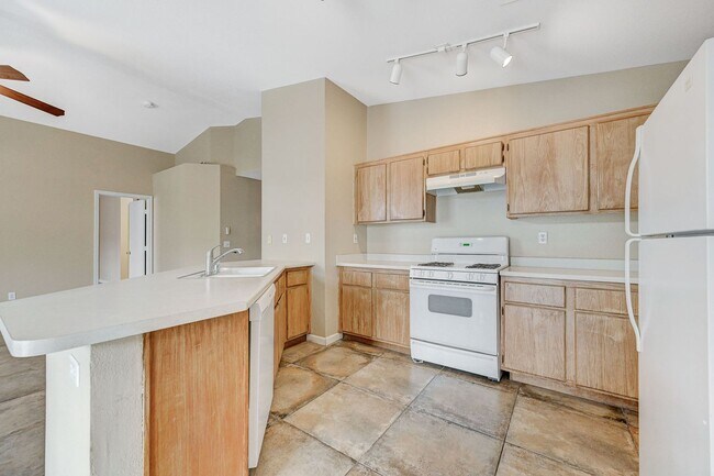 Building Photo - Rare Single Story Home with hard flooring!