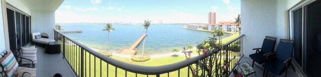 Building Photo - 3040 Lake Shore Dr