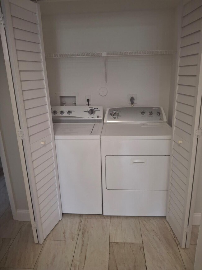 Building Photo - 9833 Westview Dr