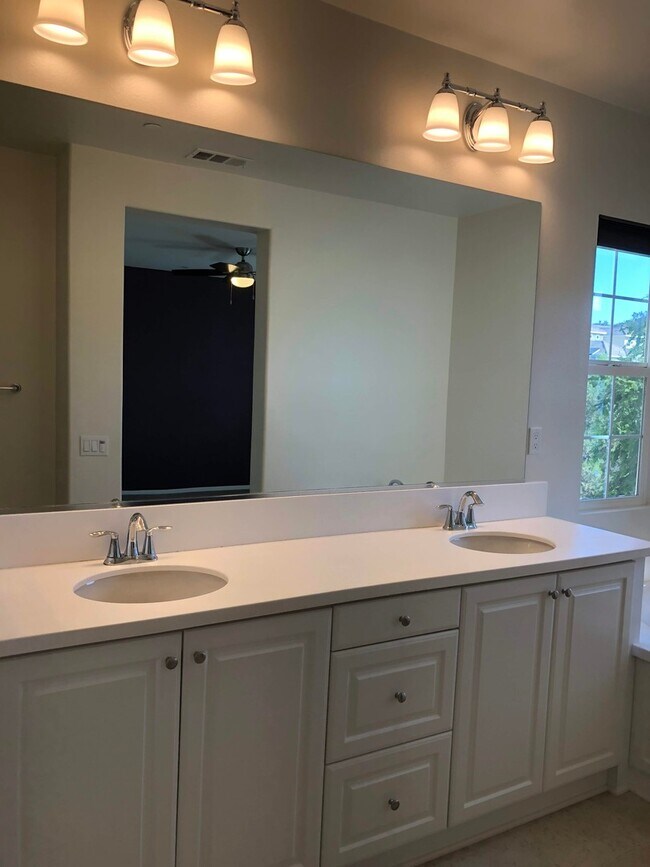 Building Photo - Beautiful 4 Bed 3 Bath Home In Harmony Gro...