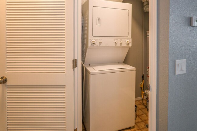Building Photo - Beautiful Remodeled Condo near Palmer Park