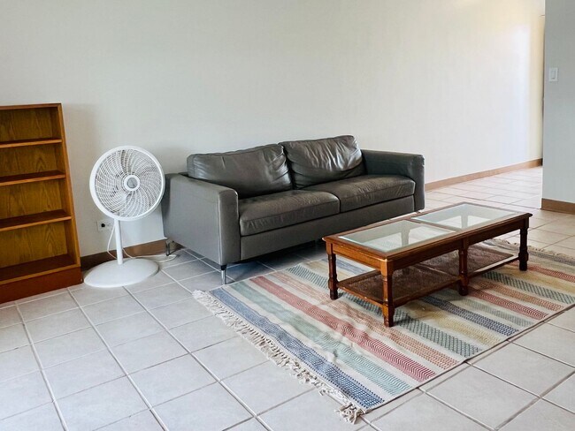 Building Photo - Charming & Breezy 1-Bedroom 1-Bath Hawaiiana Retreat