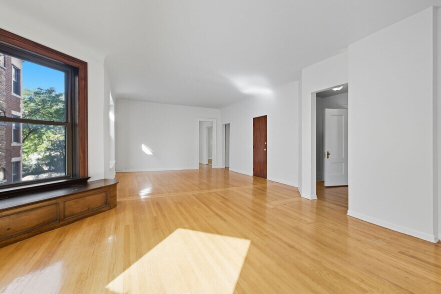 Building Photo - 3939 N Pine Grove Ave
