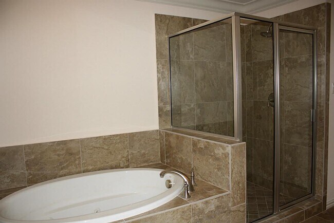 Building Photo - 2046 Palm Forest Ln