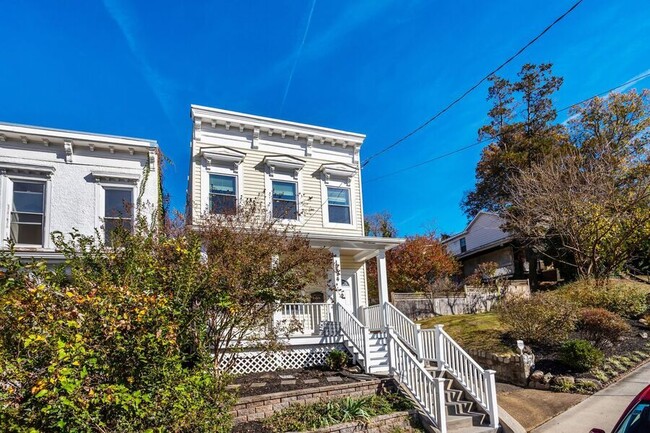 Building Photo - Amazing Anacostia 3 Bedroom with Parking I...