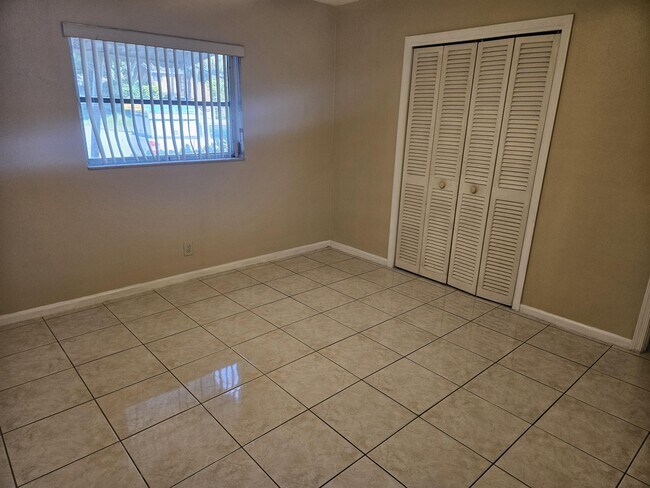 Building Photo - 7910 NW 70th Ct