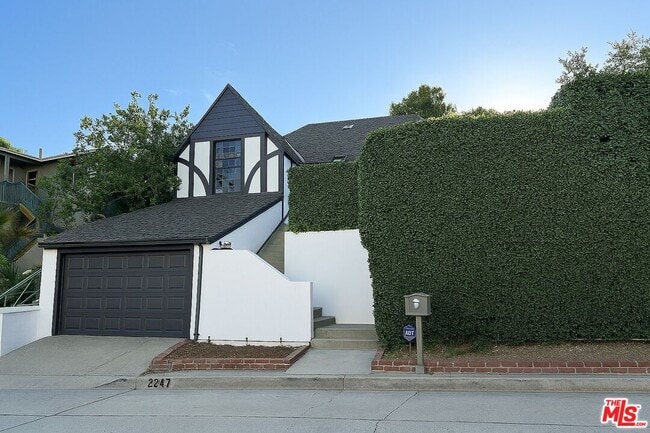 Primary Photo - 2247 Ronda Vista Dr