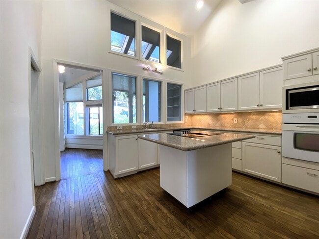 Building Photo - 5003 Yoakum Blvd