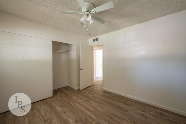 Building Photo - Kerman Westside Large 3 Bedroom Home, Bran...