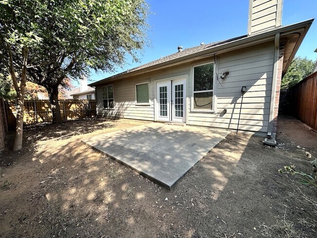 Building Photo - 5733 Pebble Ridge Dr