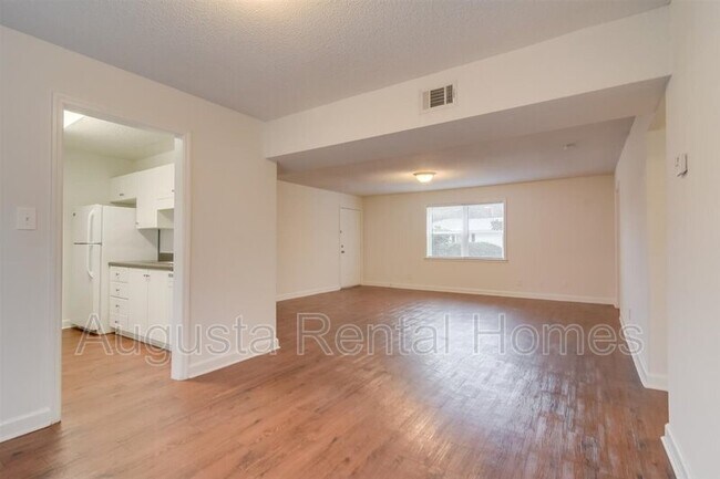 Building Photo - 2905 Arrowhead Dr