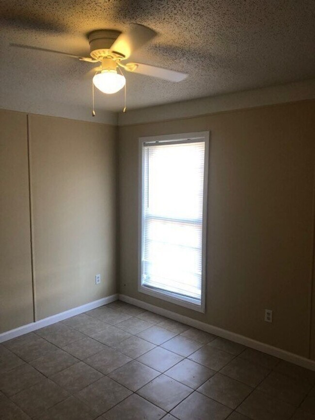 Building Photo - Renovated 2 Bedroom 1 Bath Apartment for R...