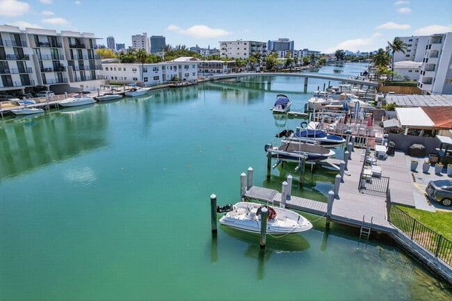 Building Photo - 8125 Crespi Blvd