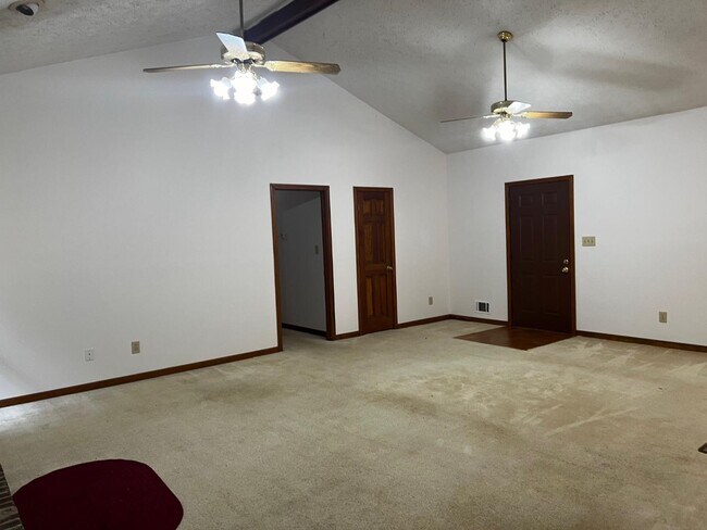 Building Photo - 380 Hidden Valley Dr SE