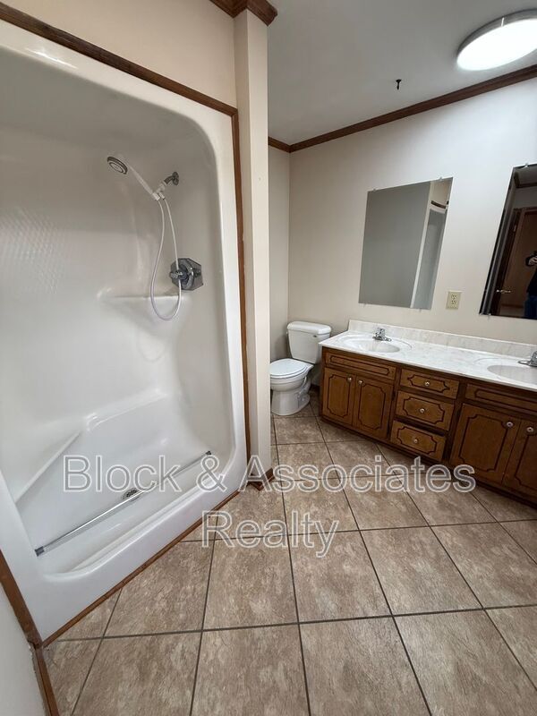 Building Photo - 161 Cresent Dr