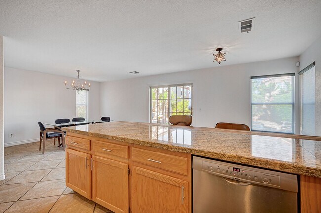 Building Photo - 3 BEDROOM + POOL IN DESIRABLE PECCOLE RANC...
