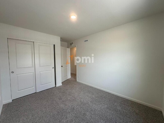 Building Photo - 8750 Clover Ln