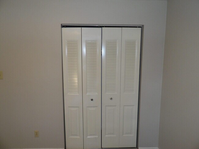 Building Photo - 204 Landings Dr