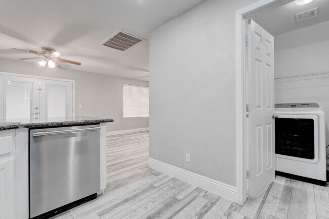 Building Photo - 6469 Abbey Door Ct