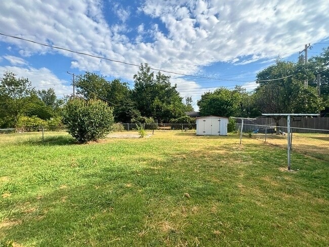 Building Photo - 1806 NW Ozmun Ave