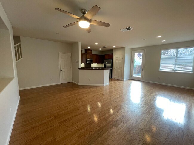 Building Photo - Nice Townhome w/ Detached Garage, Granite ...