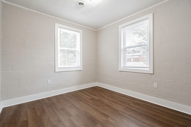 Building Photo - Vouchers Accepted!!! 2 Bedroom