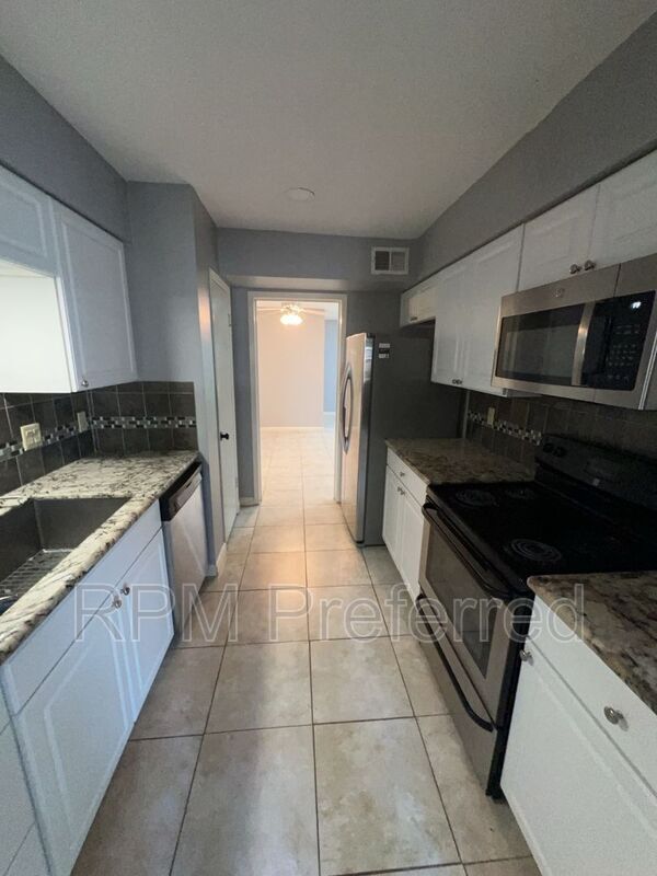 Building Photo - 10379 Briar Forest Dr