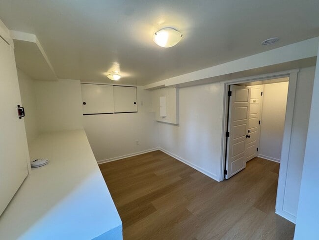 Building Photo - Warm & cozy 5 bed 2.5 bath home in the hea...