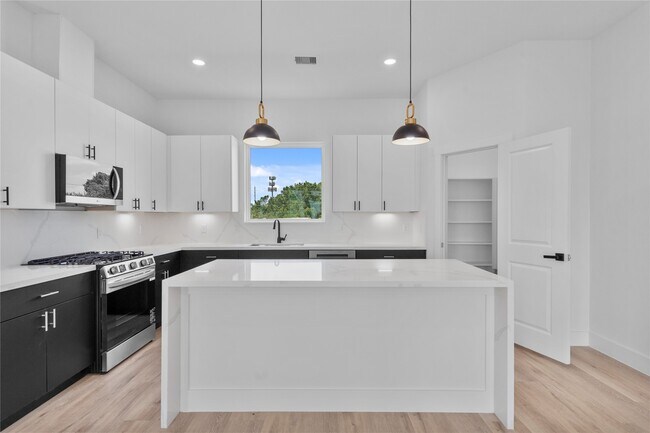 Building Photo - 3510 Saltus St