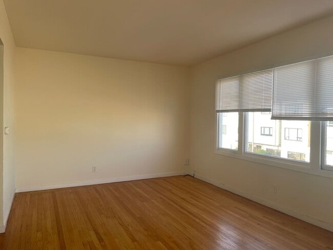 Building Photo - 3631 Judah St