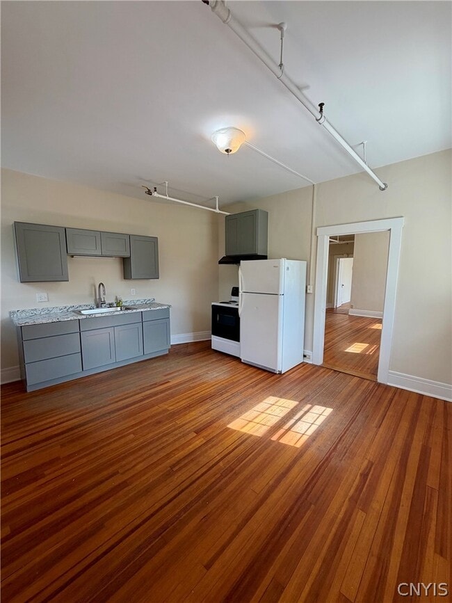 Building Photo - 170 Kenwood Ave