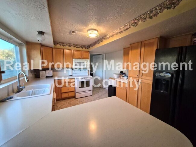 Building Photo - 22 W 400 N St