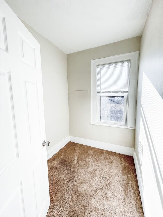 Building Photo - 433 Winton St