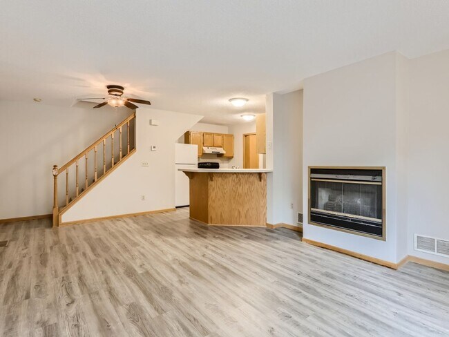 Building Photo - Blaine Townhome
