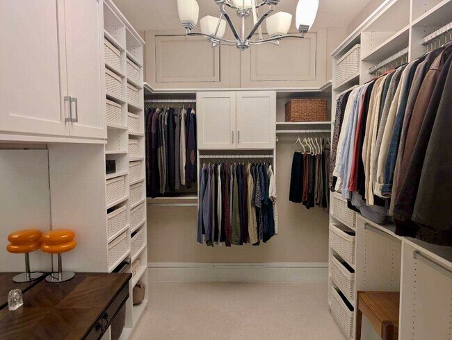 Building Photo - Stunning 3 bedroom main floor unit in prime Saint Paul location.