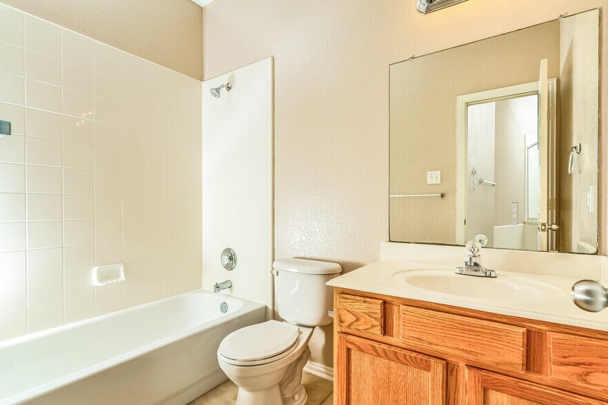 Building Photo - 317 Creekview Dr