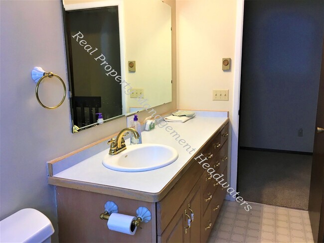 Building Photo - 5 Bedroom 3-1/2 Bath House For Rent