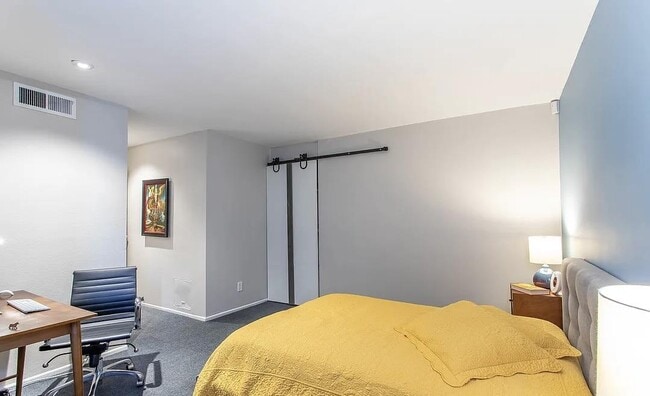 Building Photo - 8530 Holloway Dr