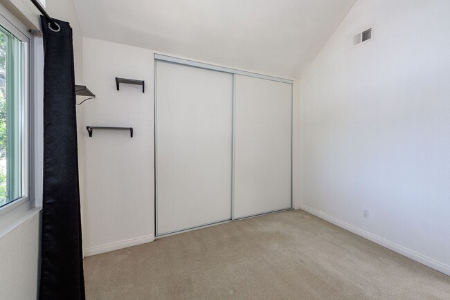 Building Photo - Convenient, Spacious Townhome for Rent in ...