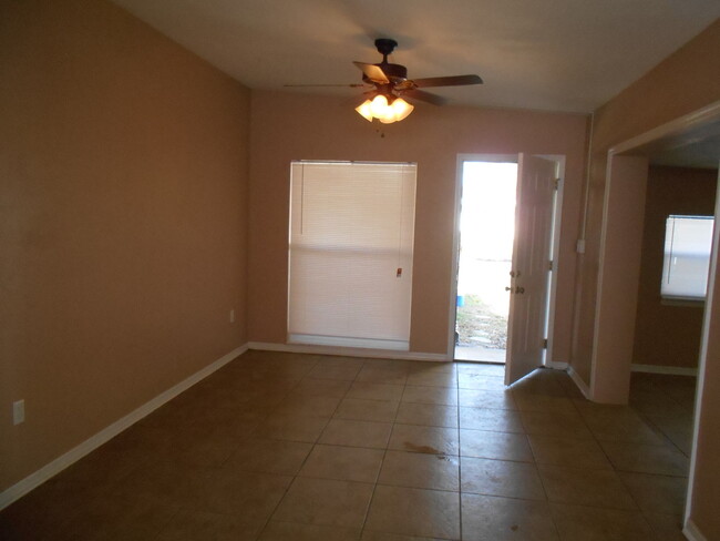 Building Photo - Three Bedroom One Bath - Bartow - Fenced b...