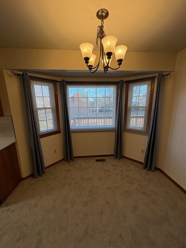 Building Photo - Updated 3BD/2BA with Garden Basement & Low Maintenance Living