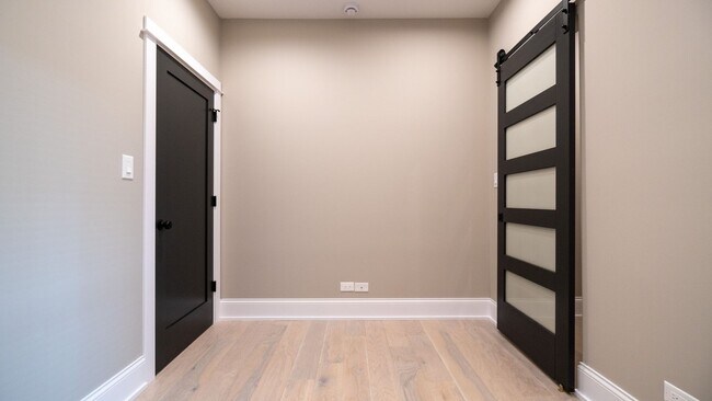 Building Photo - Newly Rehabbed 3-bedroom, 2-bath Gem with In-Unit Washer/Dryer! Discover Uptown Living.