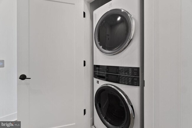 Building Photo - 5353 ZENITH OVLK