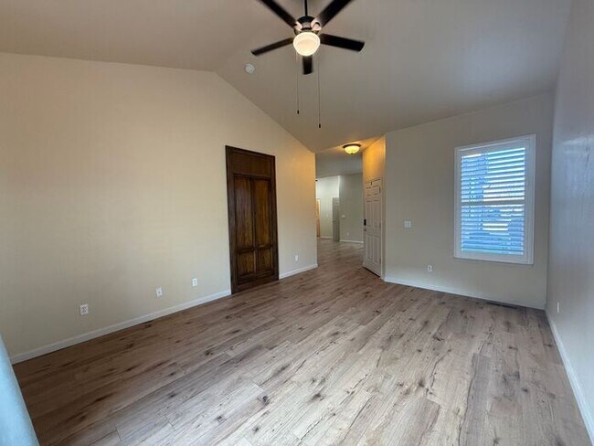 Building Photo - Modern Two–Primary Suite Townhome w/ 2-Car Garage in Sparks