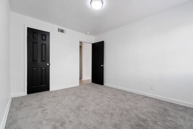 Building Photo - Coming March 1st: 1BR Townhouse in Midland, PA!!