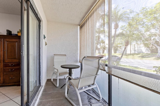 Building Photo - 1004 Green Pine Blvd