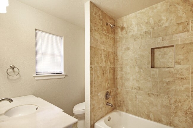 Building Photo - Nice 3 Bed, 2 Bath, 2 Car in Edmond